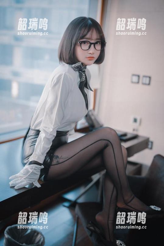 更新!Son Ye Eun的办公室女孩假期:工作日和假日的错综复杂,简直像看肥皂剧! 更新!Son Ye Eun的办公室女孩假期:工作日和假日的错综复杂,简直像看肥皂剧!